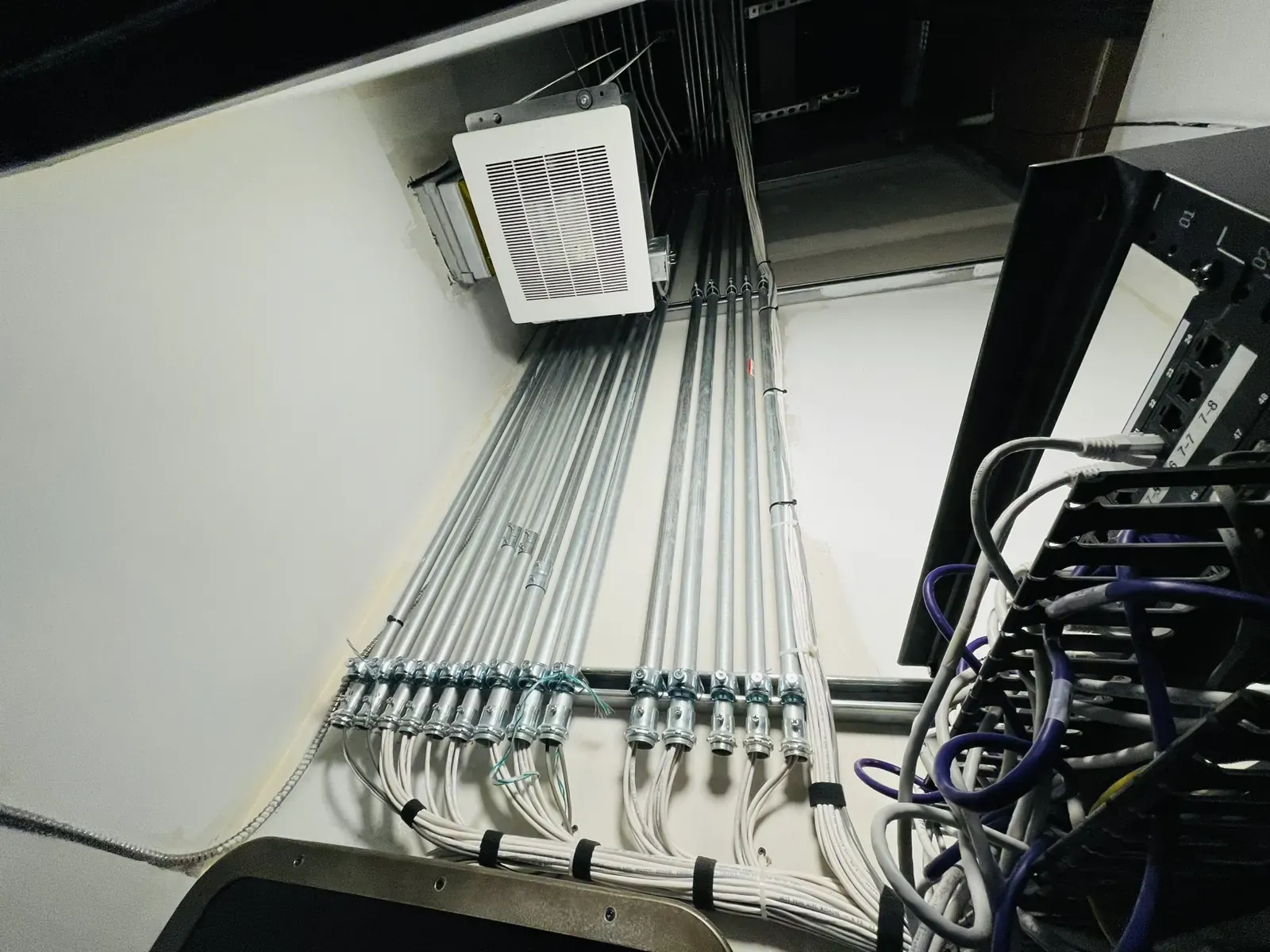 Installed network equipment and organized infrastructure